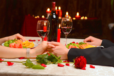Dinnerromantik bei einem Essen zu Zweit